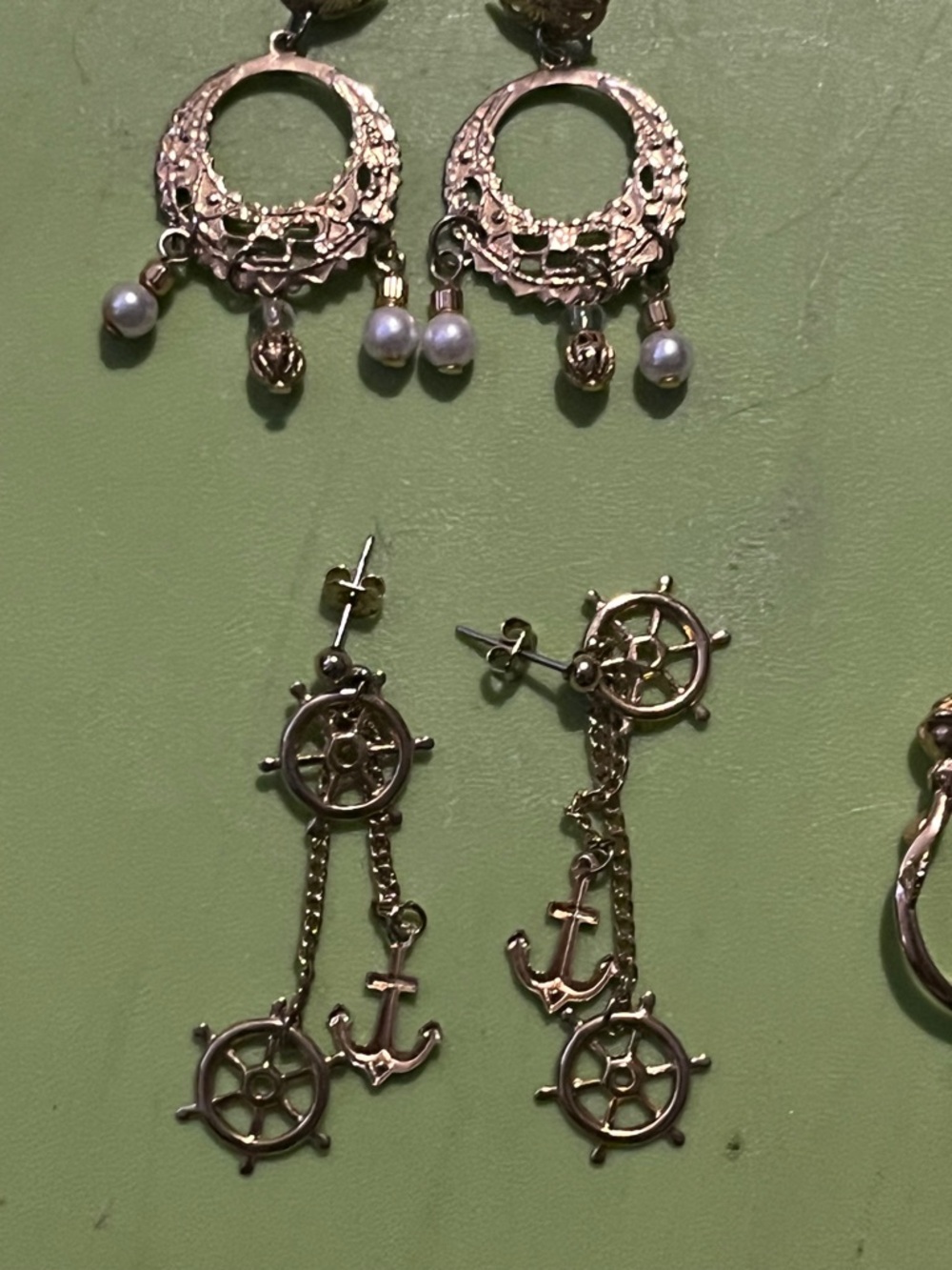 Lot of 15 gold toned earrings variety of fun styles - Picture 7 of 12